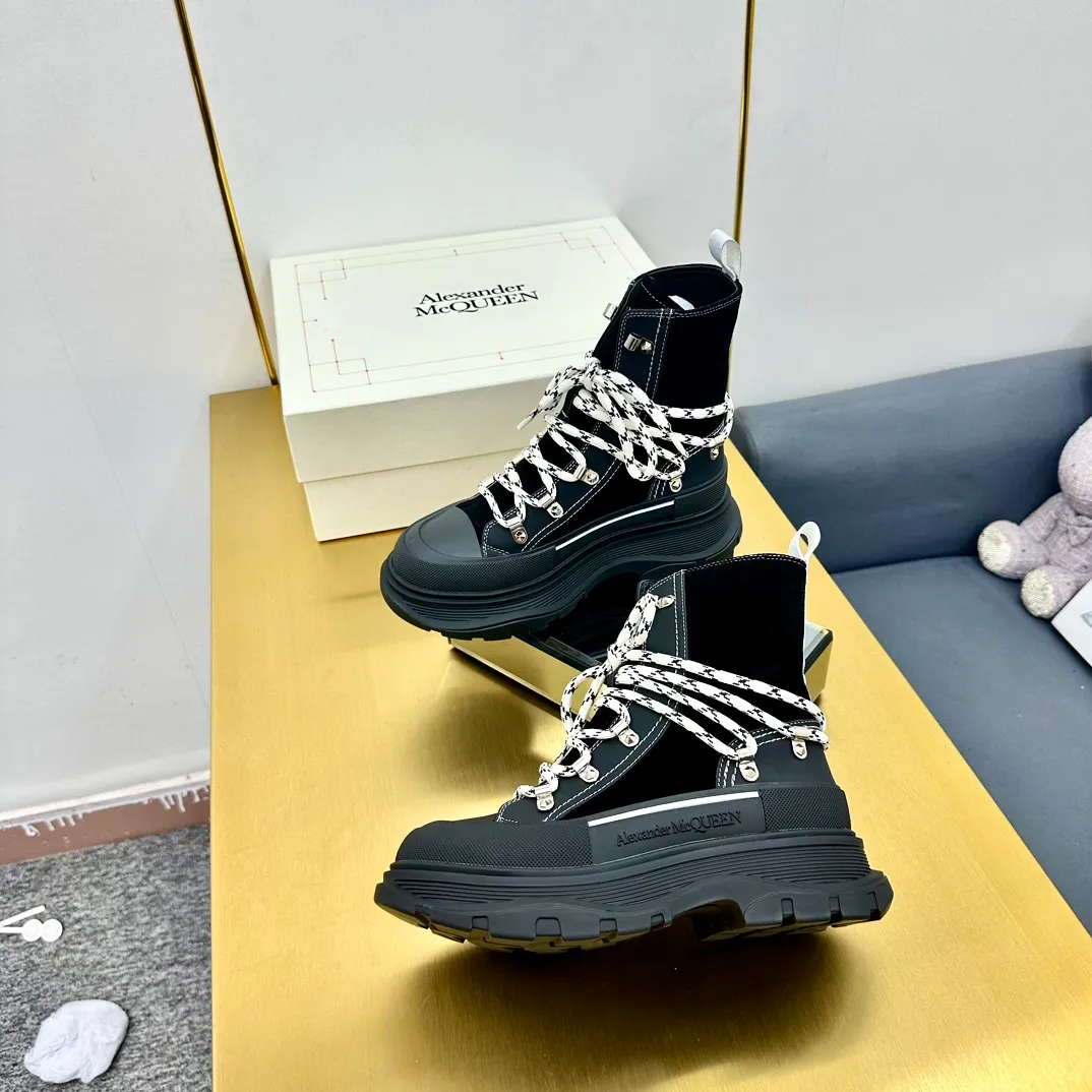 👟👟Ex-factory price 680👟👟 Alexander McQueen's latest thick-soled Martin boots, original 1:1 development, outsole original open-film TPU sole, fabric full-grain cowhide + high mercerized cowhide, lining sheepskin original hardware carabiner bottom height 5cm Size: #35-40 39-45
